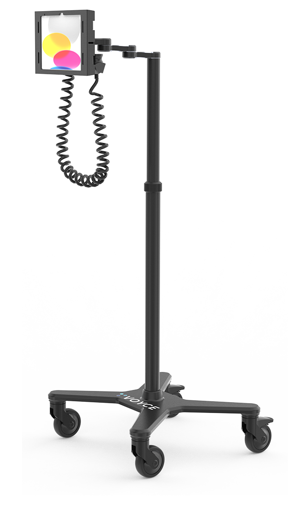 黑色移动医疗平板支架，配备四个万向轮及螺旋充电线，通过夹具固定平板设备。