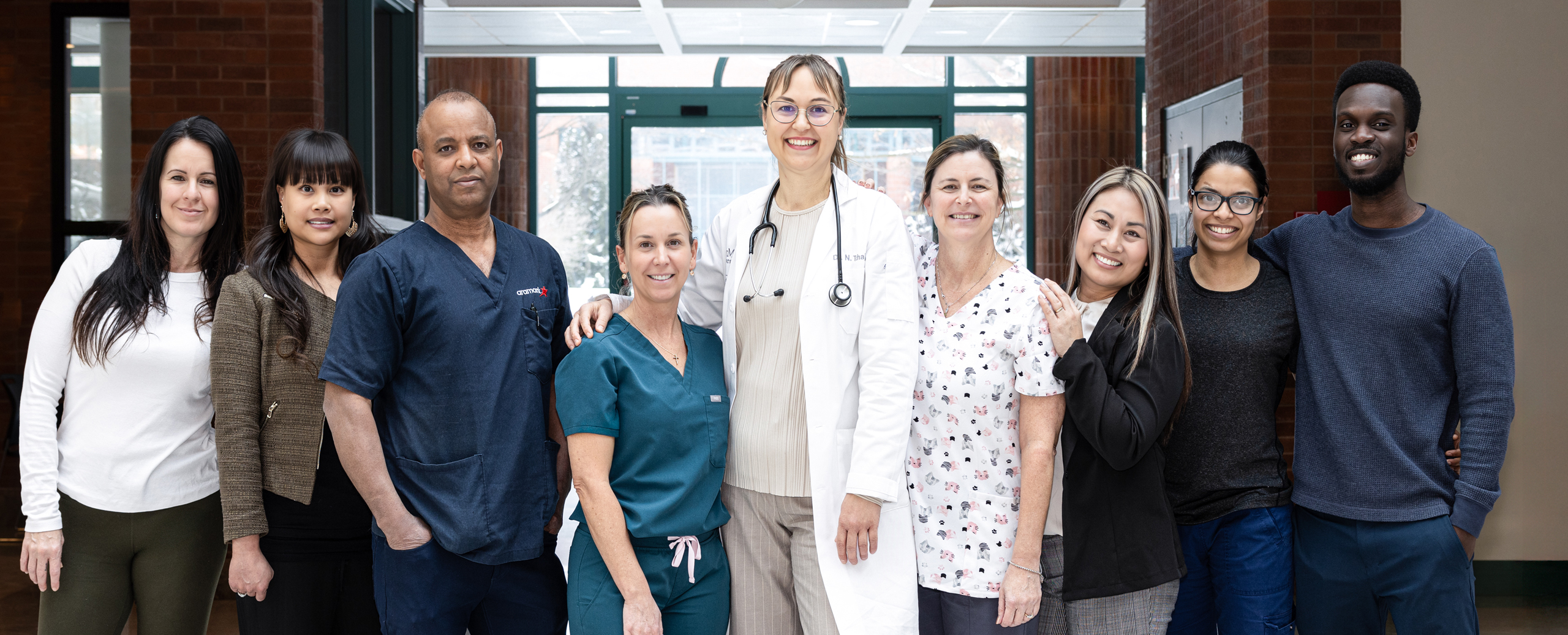 Bukaanku waxa lagu daweeyaa rug caafimaad, oo ay ag fadhiyaan shaqaale daryeel caafimaad oo dhoola cadeynaya.