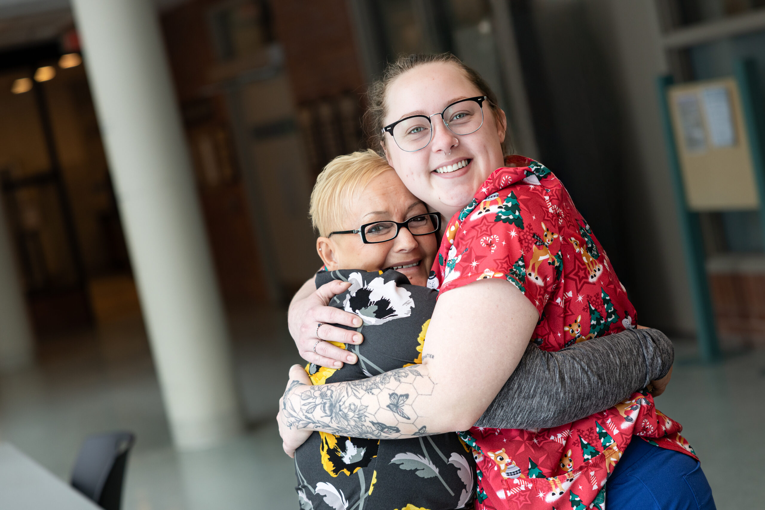 Laba xubnood oo kooxda ka tirsan oo dhunkanaya oo dhoola cadeynaya.