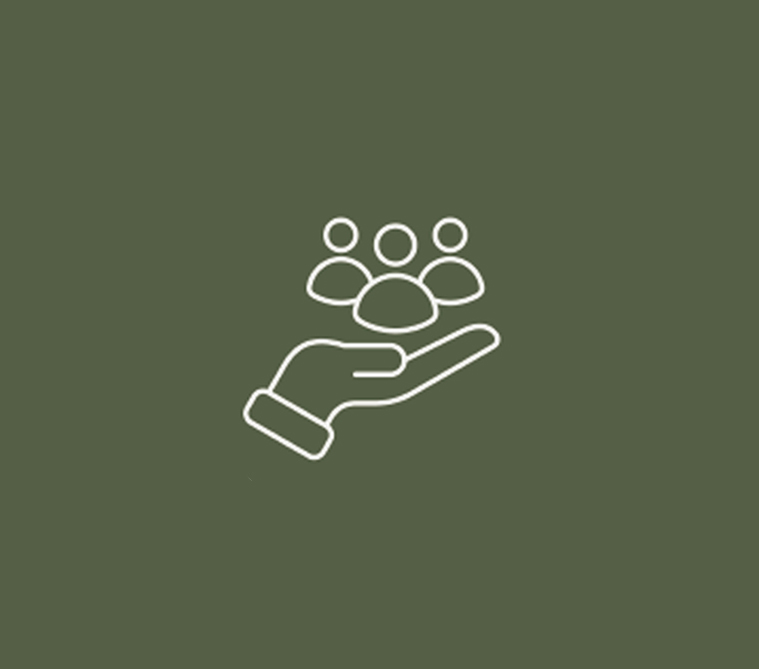 Icône représentant une main ouverte, de couleur blanche, soutenant un groupe de personnes sur un fond vert olive. Elle symbolise le soutien, l'inclusion, la défense des droits et la bienveillance envers les individus et les communautés.